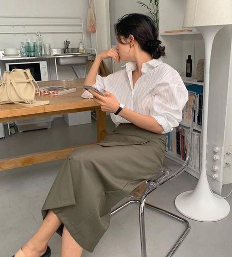 Asian Mom Outfits, Kfashion Ulzzang, Outfits Minimal, Grunge Tops, Fashion Aesthetic Outfits, Chic Fits, Clothes Grunge, Sunglasses Cute, Coffee Date Outfits