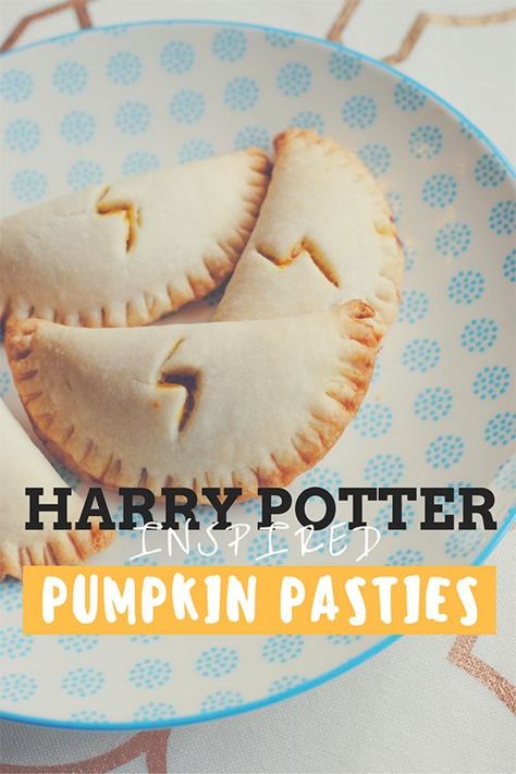 Today, we are going to show you the best treat to transition from the summer… Harry Potter Feast, Harry Potter Treats, Harry Potter Pumpkin, Harry Potter Movie Night, Pumpkin Pasties, Harry Potter Marathon, Pasties Recipes, Cumpleaños Harry Potter, Harry Potter Bday