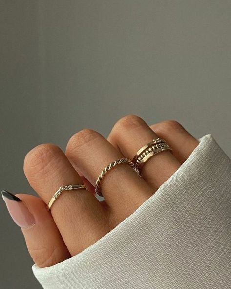 Basic Rings Aesthetic, Minimalist Gold Ring Stack, Everyday Gold Ring Stack, Basic Jewelry Aesthetic, Minimalistic Jewelry Aesthetic, Gold Rings On Hand, Simple Gold Jewelry Aesthetic, Gold Rings Aesthetic Simple, Simple Rings Everyday Casual