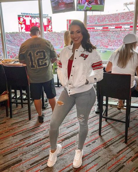 @_curlybarbie_ on Instagram: "My 1st football game experience done the right way with box seats 💺 #bucks #tombrady #footballgames my jacket was a hit ❤️ I like to think I was the good luck charm 💁🏽‍♀️🤣 we won 🙌🏽" Luck Charms, Football Games, Good Luck, I Am Awesome, Football, Good Things, Fashion Outfits, Clothes For Women, Clothes