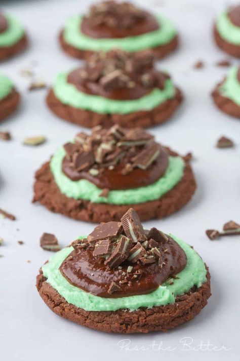 Satisfy your sweet tooth with our simple Grasshopper Cookie recipe - a delightful blend of mint and chocolate that's perfect for beginner bakers! Grasshopper Cookies, Mint And Chocolate, Mint Frosting, Grasshopper Pie, Cookies From Scratch, Christmas Desserts Easy, Mint Cookies, Delicious Cookies, Melting Chocolate Chips