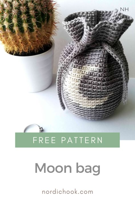 Get this free crochet pattern and make a tapestry crochet moon bag with a string! This crochet project is quick and easy to make and it is suitable for beginners. The pattern includes some photo instructions and a color scheme.  #crochet #tapestrycrochet #moderncrochet #crochetbag #freecrochetpattern #crochetpattern Crochet Moon, Modern Haken, Crochet Pour Halloween, Confection Au Crochet, Tapestry Crochet Patterns, Crochet Simple, Crochet Tapestry, Quick Crochet, Crochet Diy