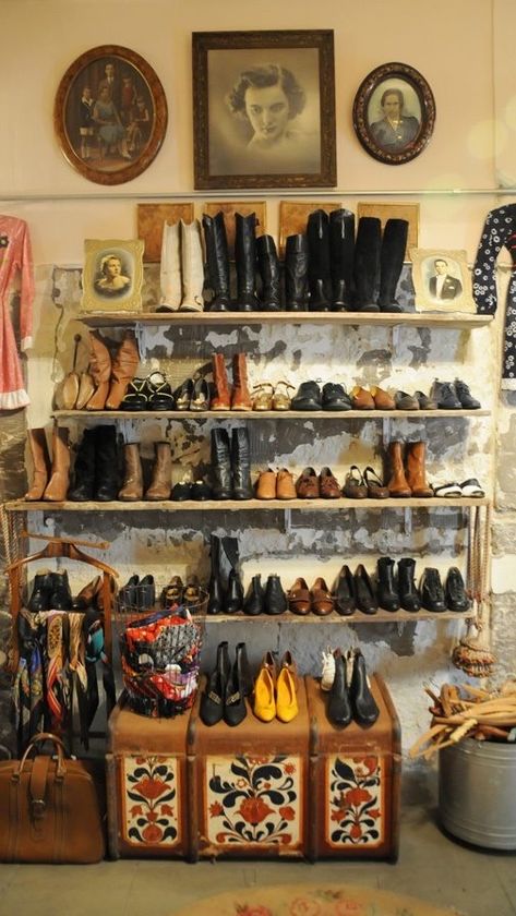 Charity Shop Display Ideas, Vintage Store Ideas, Vintage Booth Display, Urban Shop, Closet Store, Vintage Thrift Stores, Vintage Stores, Clothing Displays, Interior Vintage