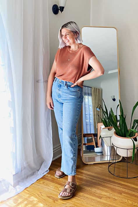 Big Buckle Birkenstocks - THIS MOM'S GONNA SNAP! Birkenstock Big Buckle Outfit, Cute Birkenstock Outfits, Brown Birkenstock Outfit, Chinos Women Outfit, Birkenstock Big Buckle, Birks Outfit, Thirty Flirty And Thriving, Birkenstock Outfit, High Wasted Jeans