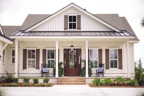 White Vinyl Siding House, White Vinyl Siding, Vinyl Siding House, Siding House, Farmhouse Exteriors, Paint House, House Siding, House Exteriors, Farmhouse Exterior