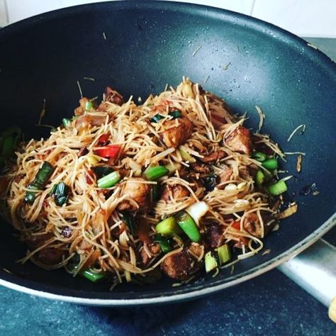 Recept voor een lekker en gezond wokgerecht met mihoen, kip, groenten en zelfgemaakte woksaus Carribean Food, Diner Recipes, Quick Healthy Meals, Indonesian Food, Food Festival, No Cook Meals, Asian Recipes, Food Inspiration, Love Food