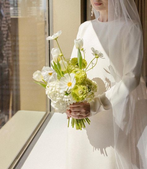 Alyssa Trenerry | Freddy’s bouquet through the lens of @brownpaperparcel | Instagram Cool Bride Bouquet, Abstract Bridal Bouquet, Dainty Wedding Bouquet, Cool Wedding Bouquet, Green And White Bridesmaid Bouquet, Green Bridesmaids Bouquets, Funky Bouquet, Bouquet Wedding White, Wedding Bouquet Styles