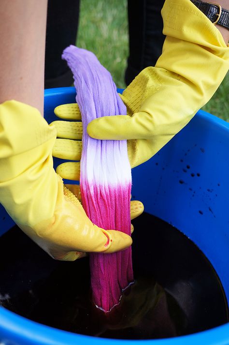 DIY Tie Dye Dish Towels - Quinn Cooper Style Tie Dye Bath Towels Diy, Tie Dye Instructions Washing, How To Mix Rit Dye For Tie Dye, Tie Dye Kitchen Towels, Tye Dye Beach Towels, How To Dye Shoes, Tie Dye Colors, Stir Sticks, Tie Dye Diy