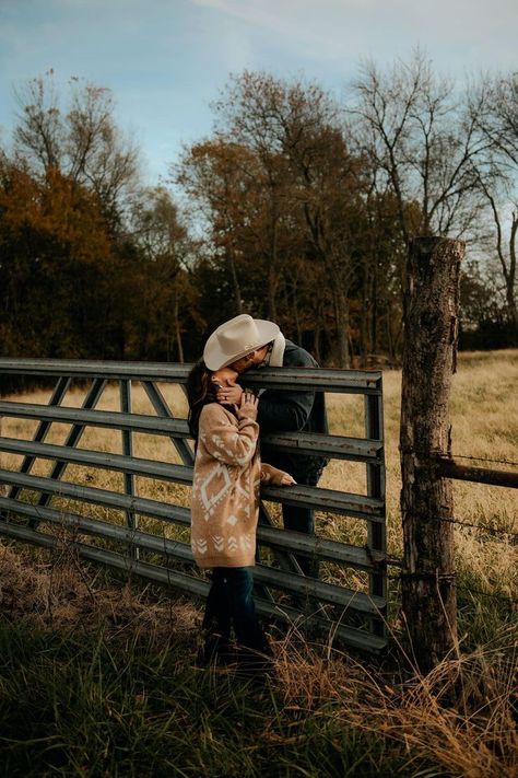 Country Couple Aesthetic, Picture Ideas Couples, Cowboy Couples, Couple Western, Older Couple Photography, Couples Picture Ideas, Agriculture Pictures, Cowboy Couple, Couples Picture