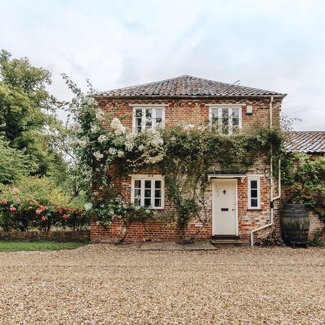 Cottages Uk, Cottage Names, Cotswolds Cottage, European Cottage, English Country Cottage, Cottage Exterior, Rustic Modern Kitchen, Charming House, Beautiful Cottages