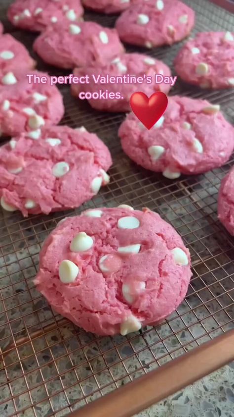 Strawberry White Chocolate Chip Cookies, Valentines Day Sweets, Strawberry White Chocolate, Valentines Baking, White Chocolate Chip, White Chocolate Chip Cookies, Strawberry Cookies, Easy Baking Recipes Desserts, Tasty Baking