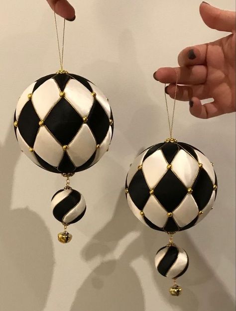 Black Accent Christmas Decor, Kimekomi Ornaments Tutorials, Homemade Baubles, Black And White Christmas Ornaments, Kimekomi Doll, Kimekomi Ornaments, Diy Quilted Christmas Ornaments, Tree Decoration Ideas, Fancy Christmas Ornaments