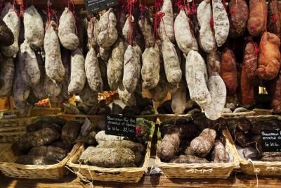 How to Smoke Salami Curing Meat, Sausage Casing, How To Make Sausage, Cured Meats, Meat Cuts, Sausage Recipes, Back To Nature, Preserving Food, Pot Roast