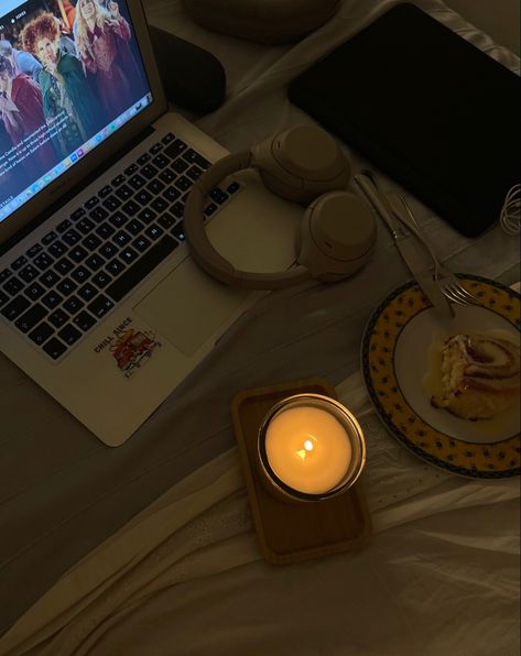 Night Baking Aesthetic, Bedtime Aesthetic Cozy Night, Room Movie Night, Aesthetic Cozy Room, Autumn Aesthetic Cozy, Fall Aesthetic Cozy, Comfy Aesthetic, Cozy Fall Aesthetic, Room Movie