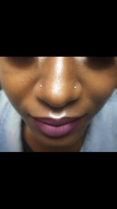 Nose Piercing Ideas Double, Double Piercing Nez, Double Nose Piercing Different Sides, Small Piercings, Tattoo Lower Back, Bodysuit Tattoos, Double Nose Piercing, Cute Nose Piercings, Piercing Chart