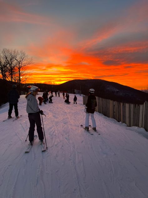 Utah Skiing Aesthetic, Skiing Sunset, Tahoe Snow, Skiing Photography, Skiing Holiday, Whistler Ski, Skiing Aesthetic, Ski Aesthetic, Ski Culture