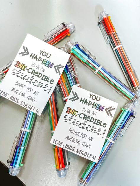 Pen Gift Tag, Student Teaching Gifts, Student Gift Tags, Teacher End Of Year, Students Christmas, Flair Pens, Student Teacher Gifts, Student Christmas Gifts, Goodbye Gifts