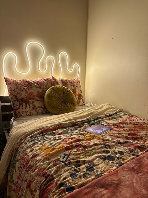 led headboard diy Apartment Headboard Ideas, Led Light Headboard, Above Bed Lighting Ideas, Headboard Alternative Ideas, No Headboard Ideas, Lights Above Bed, Lights Headboard, Funky Interior Design, Cozy Castle