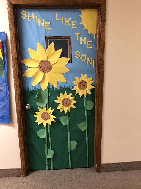 Classroom Sunflower Decor, Sunflower Classroom Door Ideas, Sunflower Door Decor Classroom, Sunflower Classroom Door, Sunflower Bulletin Board Ideas, Sunflower Classroom, Teacher Appreciation Crafts, Teacher Appreciation Door Decorations, Spring Classroom Door