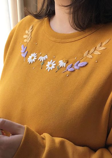 Clothes Embroidery Diy, Diy Embroidery Designs, Embroidery Tshirt, Floral Embroidery Patterns, Diy Embroidery Patterns, Handmade Embroidery Designs, Pola Sulam, Hand Embroidery Flowers, Embroidery On Clothes