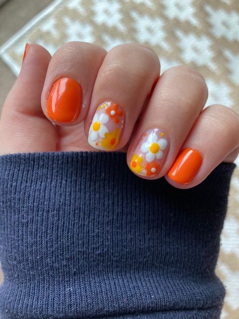 Nails Inspiration Paint, Simple Nails Shellac Short, Acrylic Nails Ideas Floral, Nail Designs 70s, 70 Nails Inspiration, Short Square Floral Nails, Gel Nail Flowers, Short Manicured Nails Gel Designs, 70s Nail Inspiration