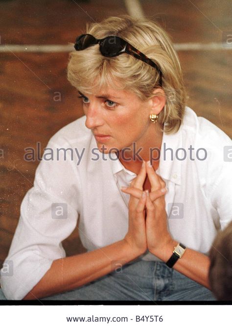 August 9, 1997: Diana, Princess of Wales visited Bosnia as part of her campaign to ban landmines. Princess Diana Fashion, Principe William, Princes Diana, Diana Fashion, Lady Diana Spencer, Cartier Tank, Alain Delon, Catherine Deneuve, Diana Spencer