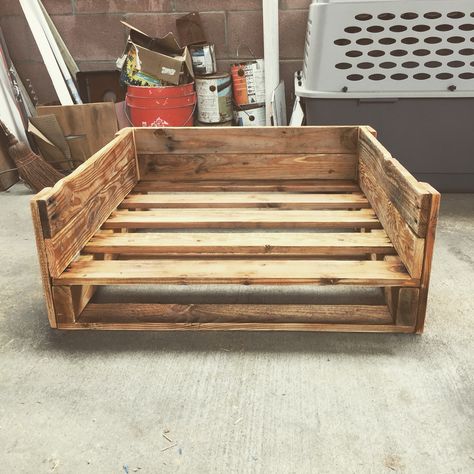 Dog bed made from a pallet Dog Pallet Bed, Pallet Dog Bed, Wood Dog Bed, Pallet Dog Beds, Pallet Beds, Diy Dog Bed, Dog Bed Furniture, Dog Rooms, Dog Furniture