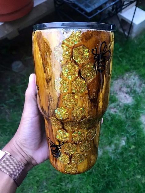 Tumblers Epoxy, Bee Tumbler, Glitter Tumbler Cups, Custom Tumbler Cups, Tumbler Cups Diy, Diy Cups, Tumbler Ideas, Glitter Cups, Glass Water Bottle