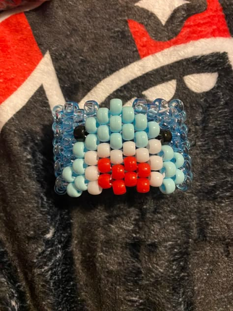 Kandy Bead Ideas, Shark Kandi Cuff, Shark Kandi Pattern, Beaded Things To Make, Simple Kandi Cuff Patterns, Flower Cuff Kandi, Kandi Jellyfish Tutorial, Rotating Cuff Kandi, Kandi Tie Tutorial