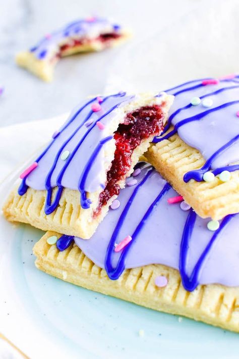 Tart Breakfast, Toaster Pastries, Poptart Recipe, Fruits Recipes, Breakfast Pastry, Toaster Pastry, Raspberry Desserts, Pastel Cupcakes, Tummy Yummy