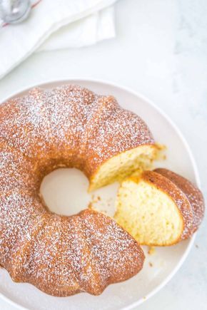 This vanilla pound cake is a light, airy, fluffy cake with a delicate crumb. The flavors of a buttery cake with hints of vanilla and almond are apparent in every bite. #vanillacake #poundcake #recipe via @zmansaray Fluffy Pound Cake, Vanilla Pound Cake Recipe, Vanilla Pound Cake, Vanilla Desserts, Butter Pound Cake, Fluffy Cupcakes, Fluffy Cake, Easy Butter, Pound Cake Recipe