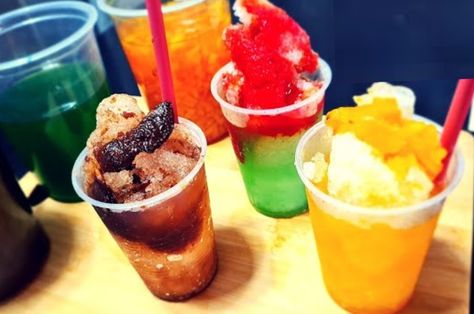 ¿Antojo de un raspado cómo el que venden en el parque? Deja de gastar y checa estas recetas de sabores de jarabes para raspados ¡Deli, deli! The post Cómo hacer 6 sabores de jarabes para ponérselo a los raspados appeared first on Cocina Vital - ¿Qué cocinar hoy?. Raspados Recipe, Chocolate Abuelita, Snow Cone, Snow Cones, Tamarindo, Jamaica, Grapefruit, Fruit, Drinks