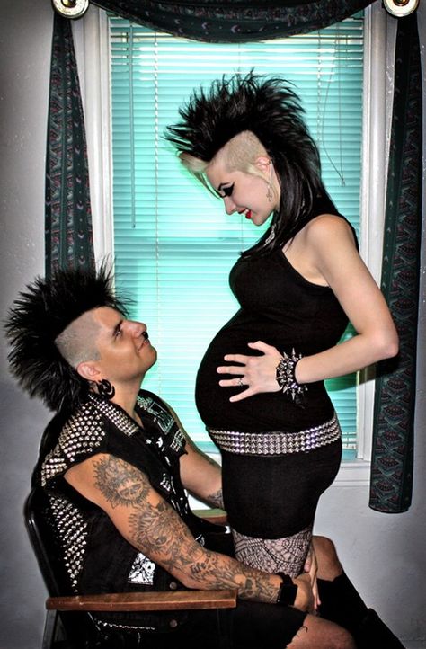 12 Badass Maternity Photos That Prove Pregnant Women Are Anything But Weak Chica Punk, Emo Couples, Punk Love, Punk Baby, Estilo Cholo, Punk Culture, Punk Rocker, Punk Girl, Psychobilly