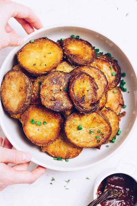 Whole30 Oven Roasted Crispy Potatoes with rosemary and thyme flavor. These Whole30 roasted potatoes are crispy outside and creamy inside. Perfect healthy Thanksgiving/Holiday side dish! #OvenRoastedCrispyPotatoes #CrispyPotatoes #RoastedCrispyPotatoes #Whole30Potatoes #Whole30CirspyPotatoes #Whole30Thanksgiving #PaleoThanksgivingSideDishes #Whole30ThanksgivingSideDishes #IHeartUmami Whole 30 Roasted Vegetables, Whole 30 Stuffed Potatoes, Whole 30 Potatoes Recipes, Whole30 Potatoes, Roasted Crispy Potatoes, Paleo Thanksgiving Side Dishes, Whole 30 Potatoes, Whole30 Sides, January Whole30