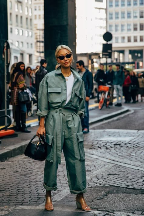 Milan Fashion Week Day 2 Vanessa Hong, Italian Fashion Street, 2020 Street Style, Utility Jumpsuit, Milan Street Style, Quoi Porter, New Street Style, Looks Street Style, Milan Fashion Weeks