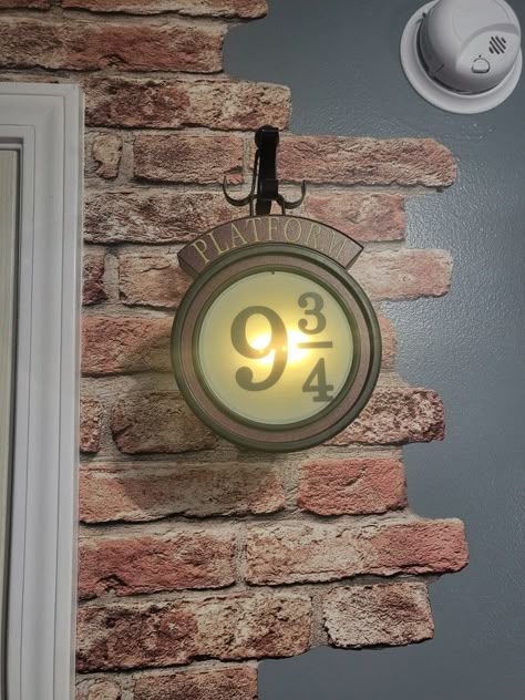 Serotonin Decor, Harry Potter Room Decor Bedroom Ideas, Hogwarts Decorations, Harry Potter Inspired Bedroom, Harry Potter Nursery Ideas, Harry Potter Interior, Harry Potter Living Room, Hogwarts Bedroom, Harry Potter Themed Bedroom