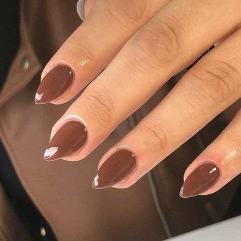 Try these simple fall nails to create a cozy look perfect for Thanksgiving gatherings. #SimpleFallNails #ThanksgivingNails #AutumnNails Nails Acrylic Solid, Solid Gel Nails, Thanksgiving Gel Nails, Thanksgiving Almond Nails, Simple Thanksgiving Nails, Fall Press On Nails, Simple Thanksgiving, Nails Short Almond, Simple Fall Nails