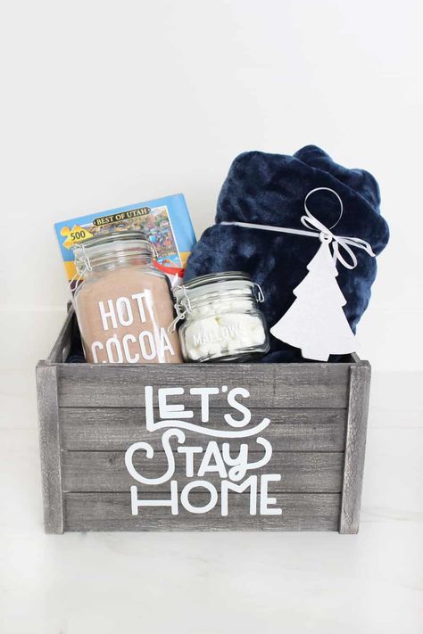 Diy Christmas Basket Ideas, Christmas Basket Ideas, Diy Christmas Baskets, Movie Night Gift Basket, Movie Night Gift, Diy Gifts For Girlfriend, Christmas Gift Baskets Diy, Let's Stay Home