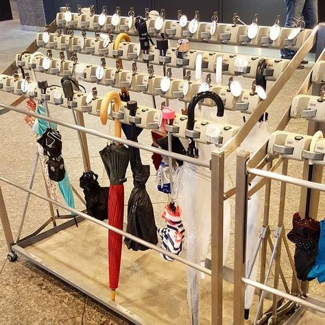 Another Great Japanese Invention: Umbrella Lockers. So You Don't Have To Carry Them Around Inside A Building And Nobody Takes Yours 'Accidentally' Japanese Gadgets, Japanese Inventions, Umbrella Rack, Big Umbrella, Hall Trees, Capsule Hotel, Sumo Wrestler, Amazing Technology, Umbrella Stands