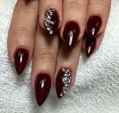 Dark red with rhinestones stiletto nails. Jewel Nail Designs Rhinestones, Red Stiletto Nails, Deep Red Nails, Stiletto Nails Short, Fall Acrylic, Dark Red Nails, Nails 2017, Brown Nails Design, Glitter Manicure