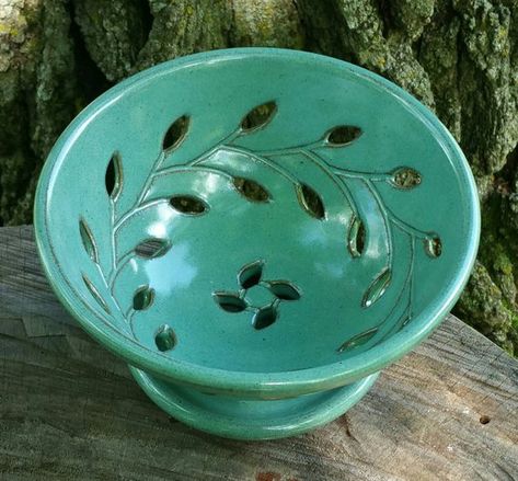 Berry Bowls Pottery, Ceramic Berry Bowl, Bowls Pottery, Pottery Gifts, Pottery Crafts, Berry Bowl, Ceramics Ideas Pottery, Turquoise Green, Diy Clay Crafts