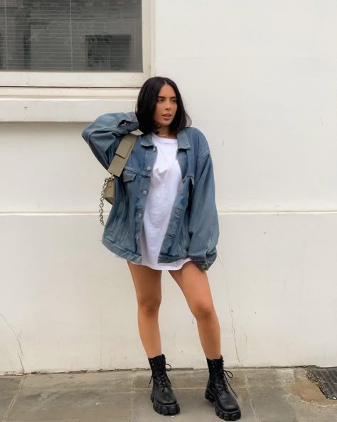 Oversize Demin Jacket Outfits, How To Style Oversized Jean Jacket, Denim Jacket And Shorts Outfit, Summer Outfits Not Cropped, Casual Oversized Dark Wash Denim Jacket, Vintage Jean Jacket Outfit, How To Style A Denim Jacket, Trendy Oversized Long Sleeve Denim Jacket, Oversized Demin Jacket Outfit