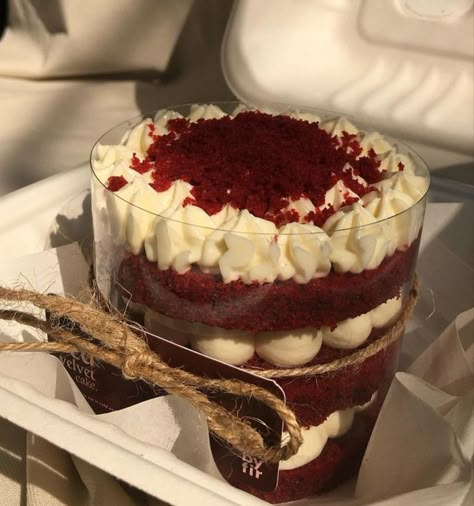 Red Velvet Cheesecake Aesthetic, Red Velvet Cake Strawberries, Red Dessert Aesthetic, Red Velvet Aesthetic Cake, Cute Red Velvet Cake, Red Velvet Cake Decoration Ideas, Velvet Cake Aesthetic, Redvelvet Cake Recipe, Red Velvet Cake Aesthetic