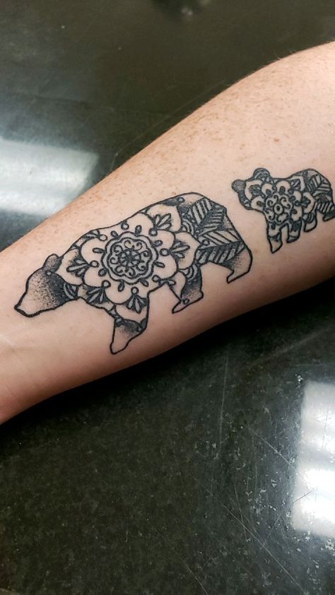 Mama Bear And Baby Bear Tattoo, Mama Bear Baby Bear Tattoo, Bear Flower Tattoo, Momma Bear Tattoo, Mama Bear Tattoo, Baby Bear Tattoo, Bear Mandala, Mandela Tattoo, Mama Bear Baby Bear