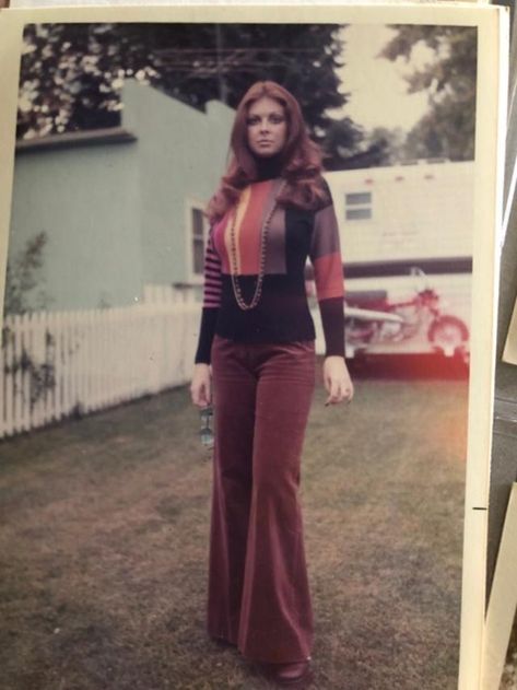 Bell Bottom Jumpsuit Vintage 70s, 1970s Fitted Wide Leg Flare Jeans, 1970s Fitted Jeans, 70s Horror, 1970s Outfits, 1970s Fitted Full-length Pants, 1970’s Bell Sleeve Shirt, 70s Women Fashion, 70s Look