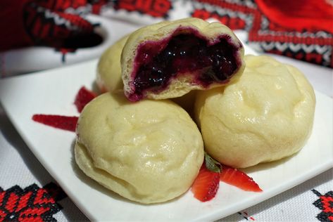 Steamed Fruit Dumplings - Recipe and Technique Edible Cookie Dough Healthy, Slovenian Recipes, Fruit Dumplings, Fluffy Dumplings, Edible Cookie Dough Recipe, Dumpling Filling, Sweet Dumplings, Steamed Dumplings, Dumplings Recipe