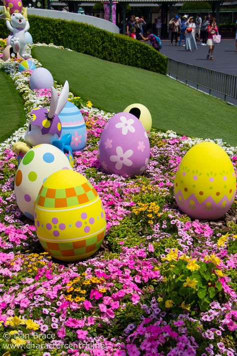 Outdoor Easter Egg Hunt Decorations, Giant Easter Egg Ideas, Giant Egg Easter Basket, Easter Lawn Decorations, Giant Easter Eggs Decoration, Diy Giant Easter Eggs, Easter Backyard Decor Party Ideas, Easter Egg Hunt Decorations, Easter Outdoor Decor