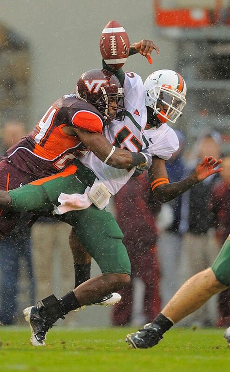 College hit!! Football Action Shots, Nfl Photography, Football Aesthetics, Football Hits, Virginia Tech Football, Collage Football, Yearbook Photo, Football Drip, College Football Players