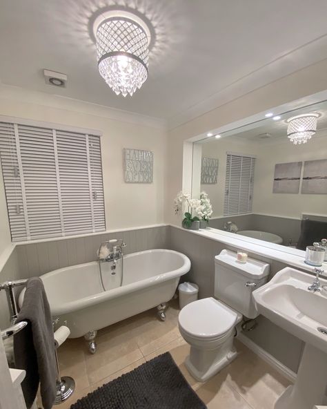 Beautiful grey and cream bathroom using a traditional bathroom suit, classic tongue Navy And Cream Bathroom, Grey And Cream Bathroom, Bathroom Cream, Grey Bathroom Ideas, Dark Gray Bathroom, Cream Bathroom, Spare Bathroom, Suite Ideas, Yellow Bathroom