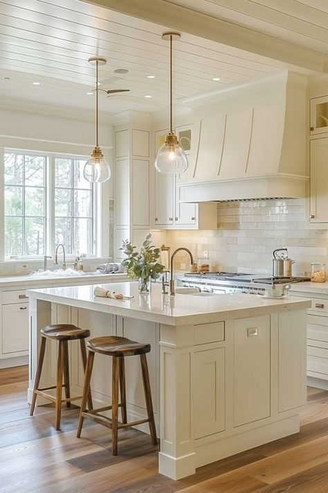 Big White Kitchen, U Shaped Kitchen With Island, American Classic Kitchen, White Kitchen With Island, Traditional Style Kitchen Design, Beautiful Kitchen Countertops, Off White Kitchen, Timeless Kitchen Cabinets, Peninsula Kitchen Design